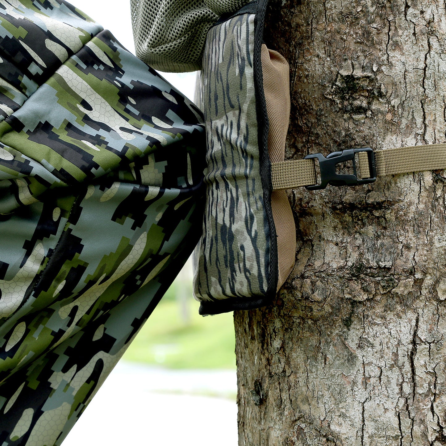 UIIHUNT Saddle Hunting Knee Cushion, Dual Knee Pads with 3 Utility Pockets, Tree Saddle Knee Cushion Pad with Adjustable Strap, Camo Hunting Knee Pads, Saddle Hunting Accessories Gear